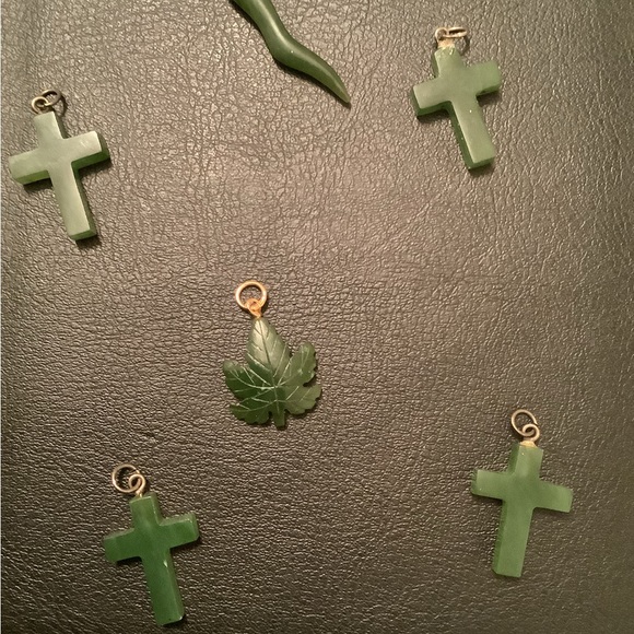 NEW vintage BC JADE carved Maple Leaf charm-pendant - Picture 4 of 5